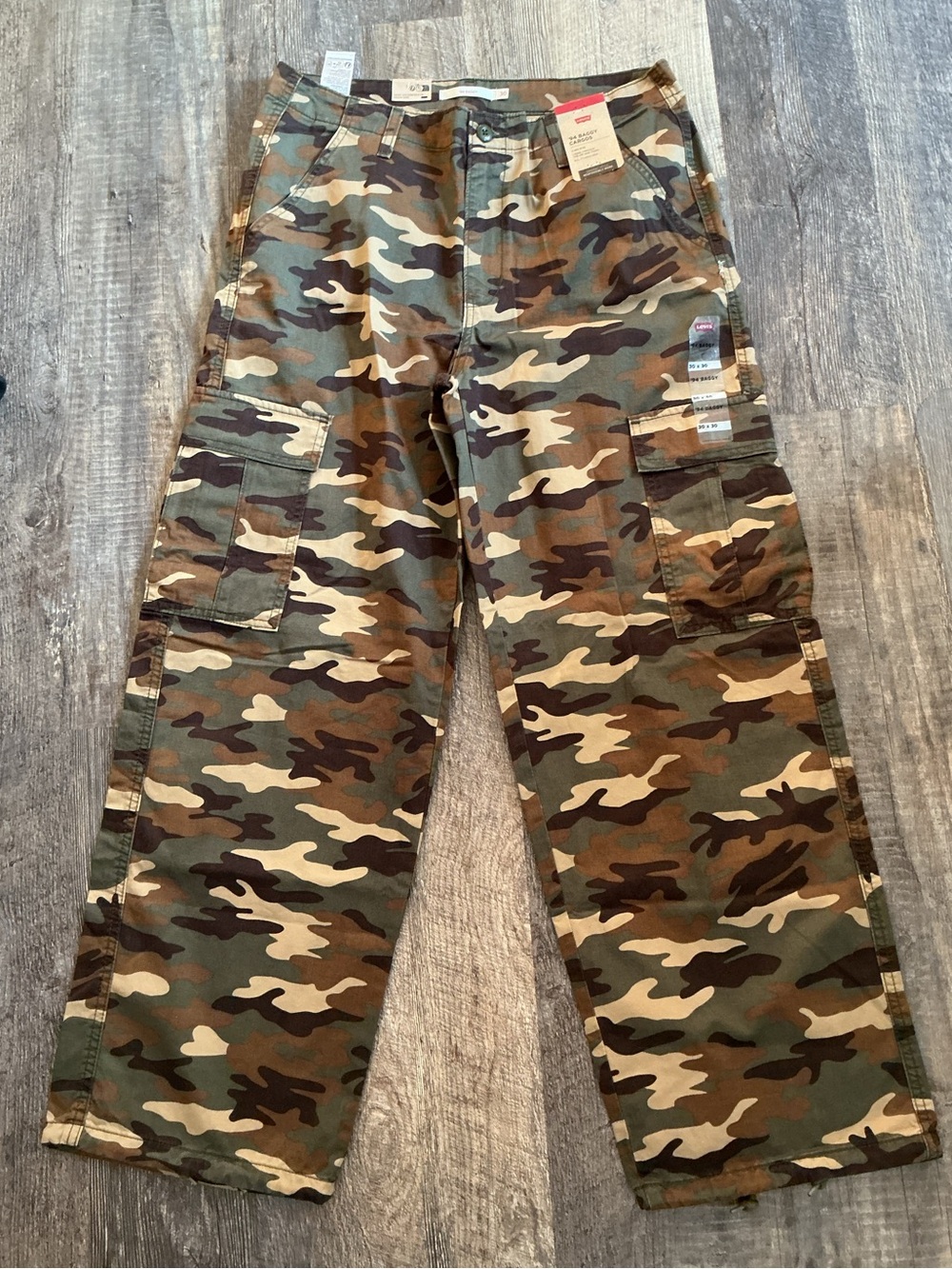 NWT Levi’s 94 Baggy Camo Cargo Pants